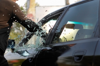 В Запорожской области вор, разбив окно припаркованного авто, унес сумку с крупной суммой денег