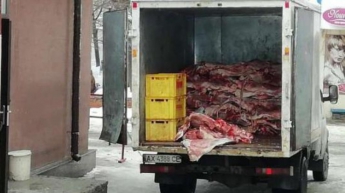 Антисанитарная доставка мяса в магазин шокировала украинцев (фото)