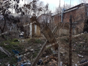 Разваленный дом и забор уродуют центр города (фото)