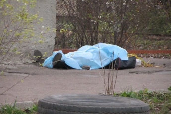 В центре Кирилловки на улице обнаружили труп
