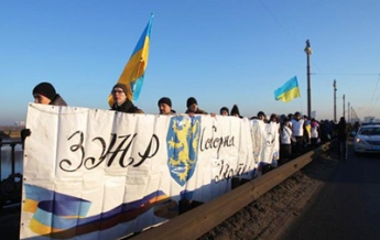 В Киеве на мосту Патона создали "живую цепь" (видео)