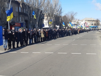 В Мелитополе участников акции соединил "Ланцюг єднання" (фото)