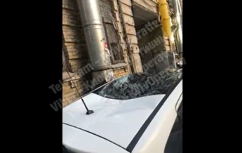 В Киеве упавшая с крыши глыба льда разбила авто (видео)