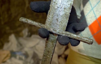 Во львовском подземелье нашли древний меч (видео)