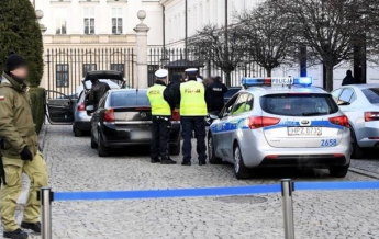 В Польше неизвестный хотел протаранить ворота президентского дворца