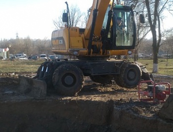 В Бердянске одновременно провалилось пять канализационных коллекторов (фото)