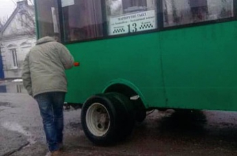В Бердянске у маршрутки на ходу отвалилось колесо