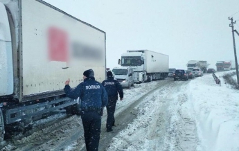 В Одесской области снегопад частично заблокировал трассу на Киев