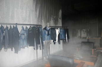 В центре Днепра трое неизвестных спалили магазин с помощью “коктейля Молотова” (Видео, фото)