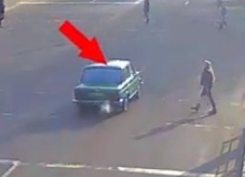 В Мелитополе водитель на Жигулях только чудом не снес женщину с коляской (видео)