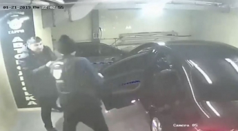 На запорожской автомойке разъяренный мужчина напал на сотрудника (Видео)