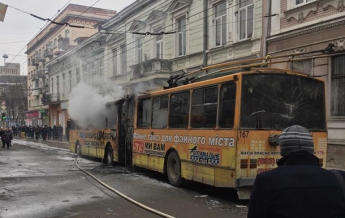 В центре Тернополя загорелся троллейбус (видео)
