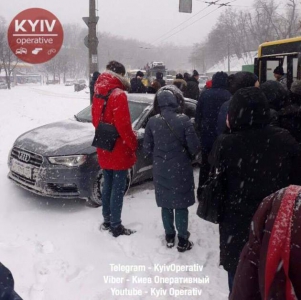 В Киеве девушка-водитель на Audi влетела в остановку общественного транспорта