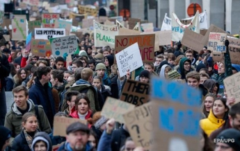 В Брюсселе тысячи школьников вышли на марш в защиту климата