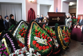 Море цветов и сотни людей в траурной колонне. В Мелитополе похоронили Ивана Аносова (фото)