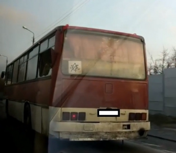 В Запорожье очевидцы засняли школьный автобус, который с разбитым стеклом вез детей зимой на учебу (видео)