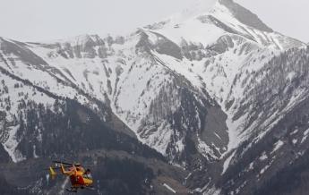 В Альпах самолет с туристами столкнулся с вертолетом