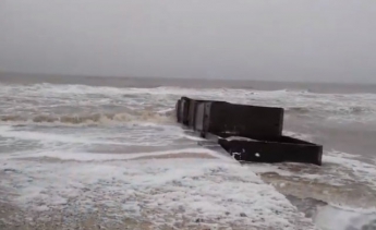 В Кирилловке бушующее море заливает пляжи (видео)