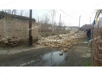 В Мелитополе на дорогу обрушилась стена (фото)