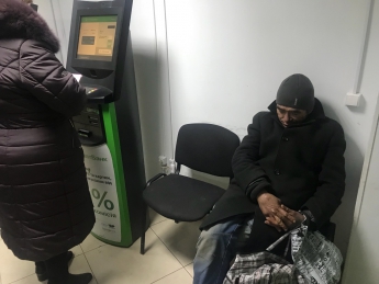 В Мелитополе в одном из банков пьяный мужчина, который пришел за кредитом, уснул прямо в зале (видео, фото)