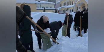 В России учителей выгнали на мороз собирать снег в мешки