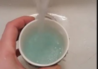 Пенная жидкость голубого цвета текла из водопроводного крана в Мелитополе (видео)