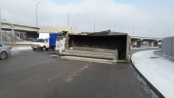 На Хортице перевернулся грузовик с бетонными плитами: образовалась пробка