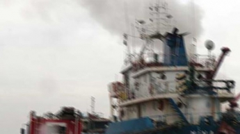 Возле Стамбула горит корабль, есть раненые