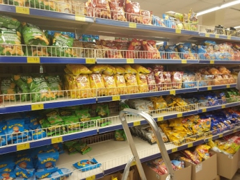Товар посреди зала - в популярном супермаркете устроили уборку в "час пик" (фото)