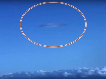 В Китае за пассажирским самолетом следил гигантский «НЛО» (ФОТО, ВИДЕО)