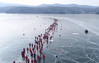 В Китае прошел забег по льду замерзшего озера (видео)