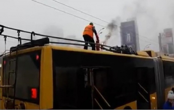 В Киеве водитель тушил снегом загоревшийся троллейбус (видео)