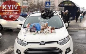 В Киеве "героя парковки" наказали горой мусора