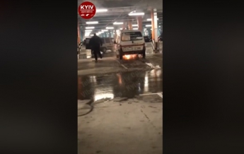 В Киеве на подземной парковке загорелось авто (видео)
