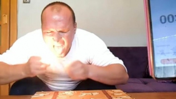 Мужчина потушил языком 62 горящие спички (видео)