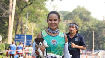 Женщина во время марафона нашла потерявшегося щенка (видео)