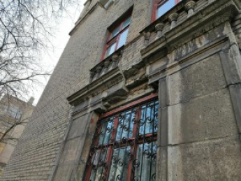 «Проснулся от грохота»: от многоэтажки в центре Запорожья отвалился кусок бетонной плиты