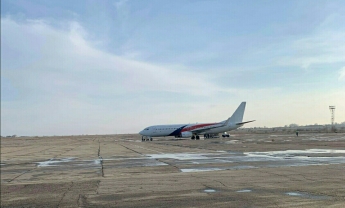 Из запорожского аэропорта задержали рейс в Египет: десятки людей с детьми и чемоданами не знают куда деться (фото)