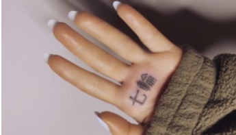 Ариана Гранде сделала татуировку с нелепой ошибкой