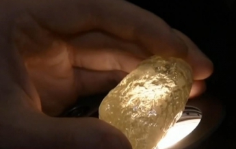 В США показали алмаз в 552 карата (видео)