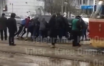 В Киеве пассажиры трамвая унесли с путей припаркованный внедорожник (видео)
