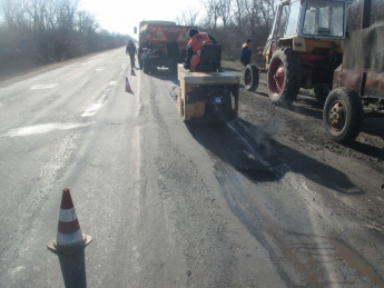 На автодороге Мелитополь-Запорожье начали ремонтировать опасные участки