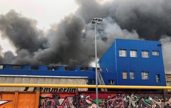 В Киеве масштабный пожар на складах