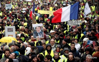 "Желтые жилеты" снова вышли на улицы Парижа