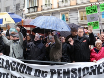 Тысячи испанцев требовали повышения пенсий в Мадриде