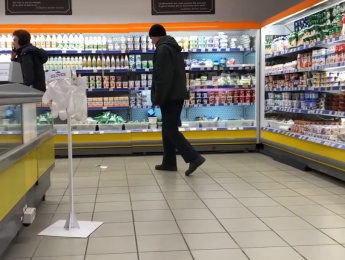 В Мелитополе парень разбрасывал деньги в одном из супермаркетов и по улице (видео)