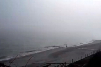 В сети показали Азовское море в Кирилловке, окутанное туманом (видео)