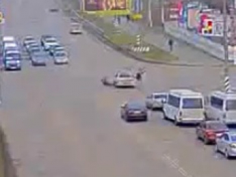На центральном проспекте автомобиль снес мотоциклиста (видео)