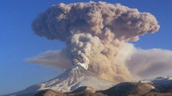 В России вулкан выбросил в небо облако пепла