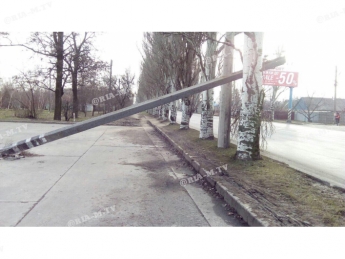 В Мелитополе электросеть подвергает опасности автомобилистов (фото)